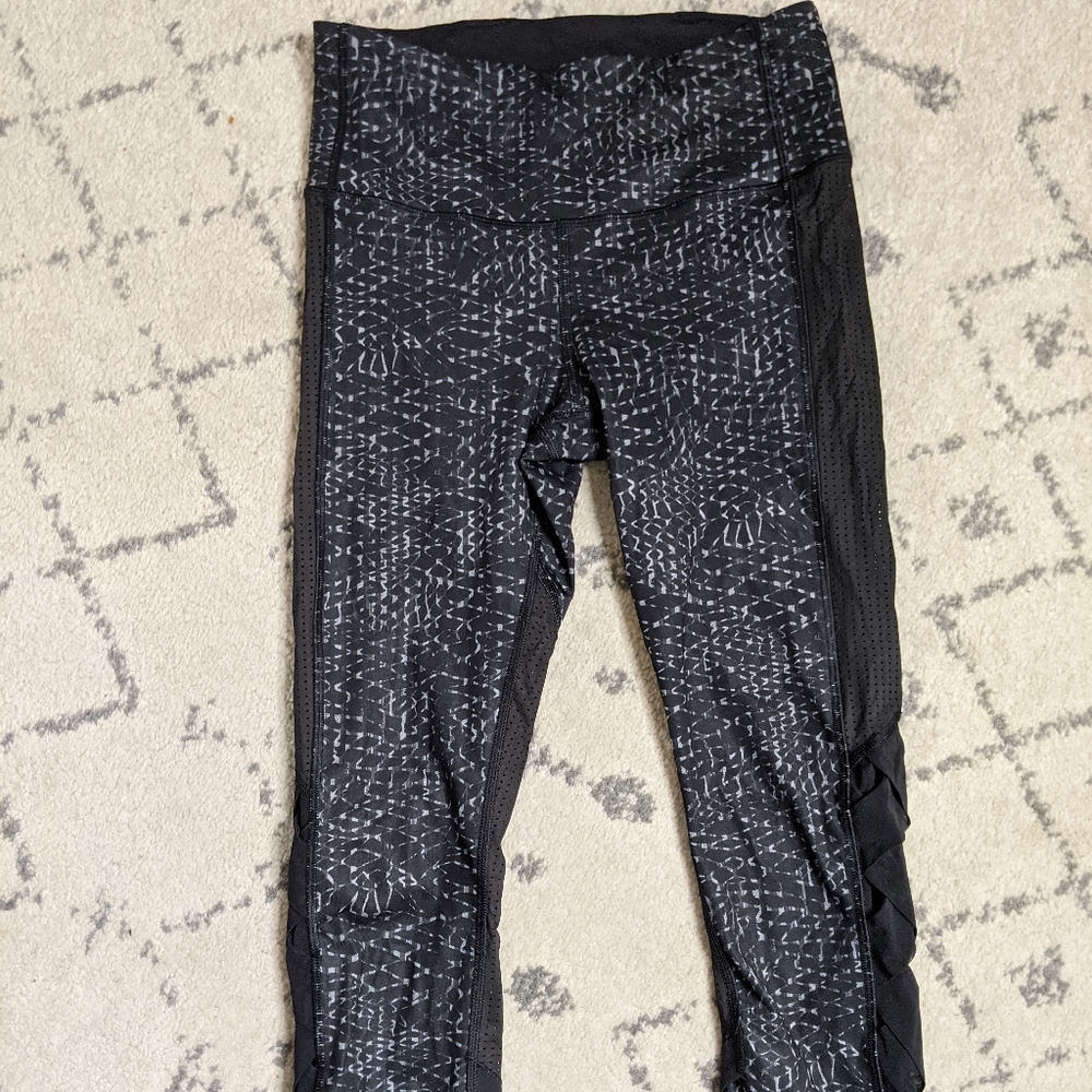 Lululemon Mid-calf Black/Grey Design Size 4